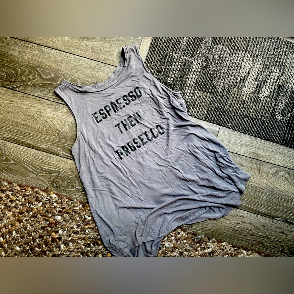 🍾Old Navy tank top sleeveless Gym or wear w jeans/flats everyday wear 🖤
